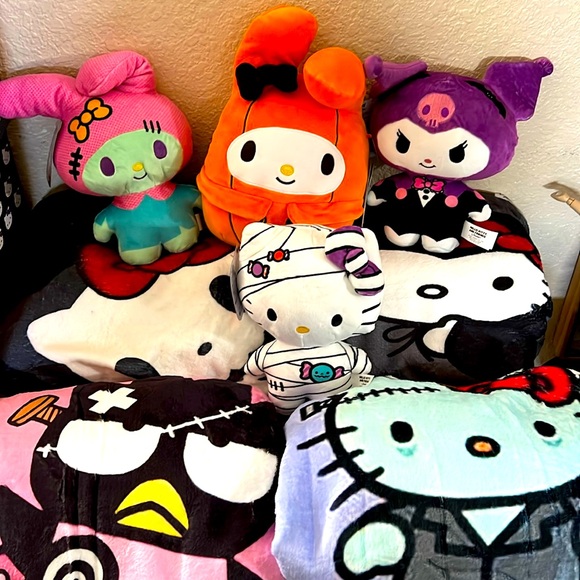 Sanrio Hello Kitty & Friends + MORE SPOOKY SURPRISE BOX SHOW! 🎃 Fri. 9/20/24 - Picture 5 of 11